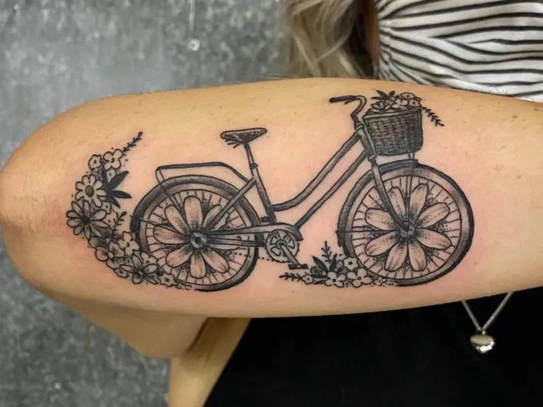 以人力驱动的自行车纹身