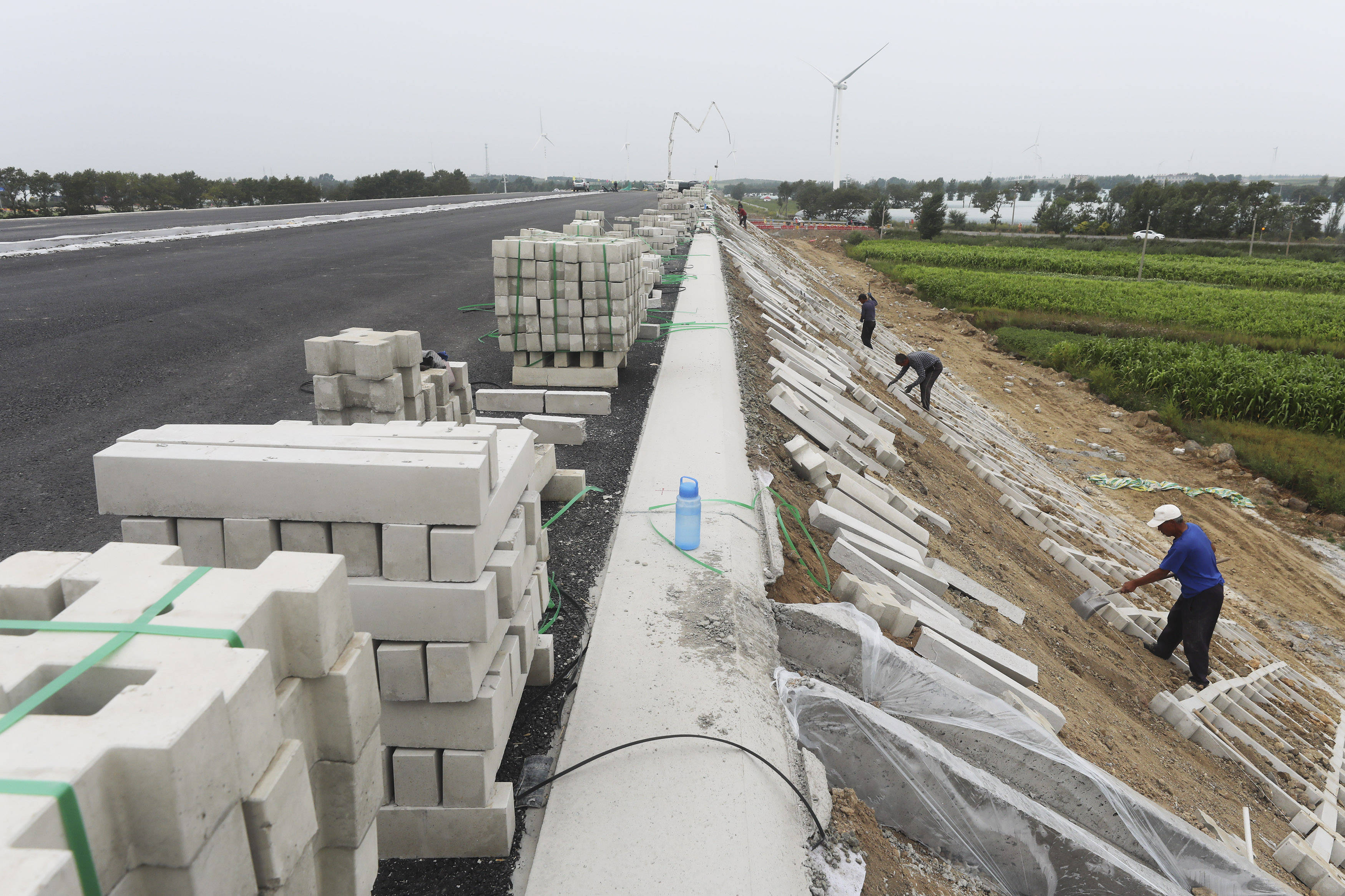 工人在河北省尚义县七甲乡境内的张尚高速公路施工现场进行护坡施工