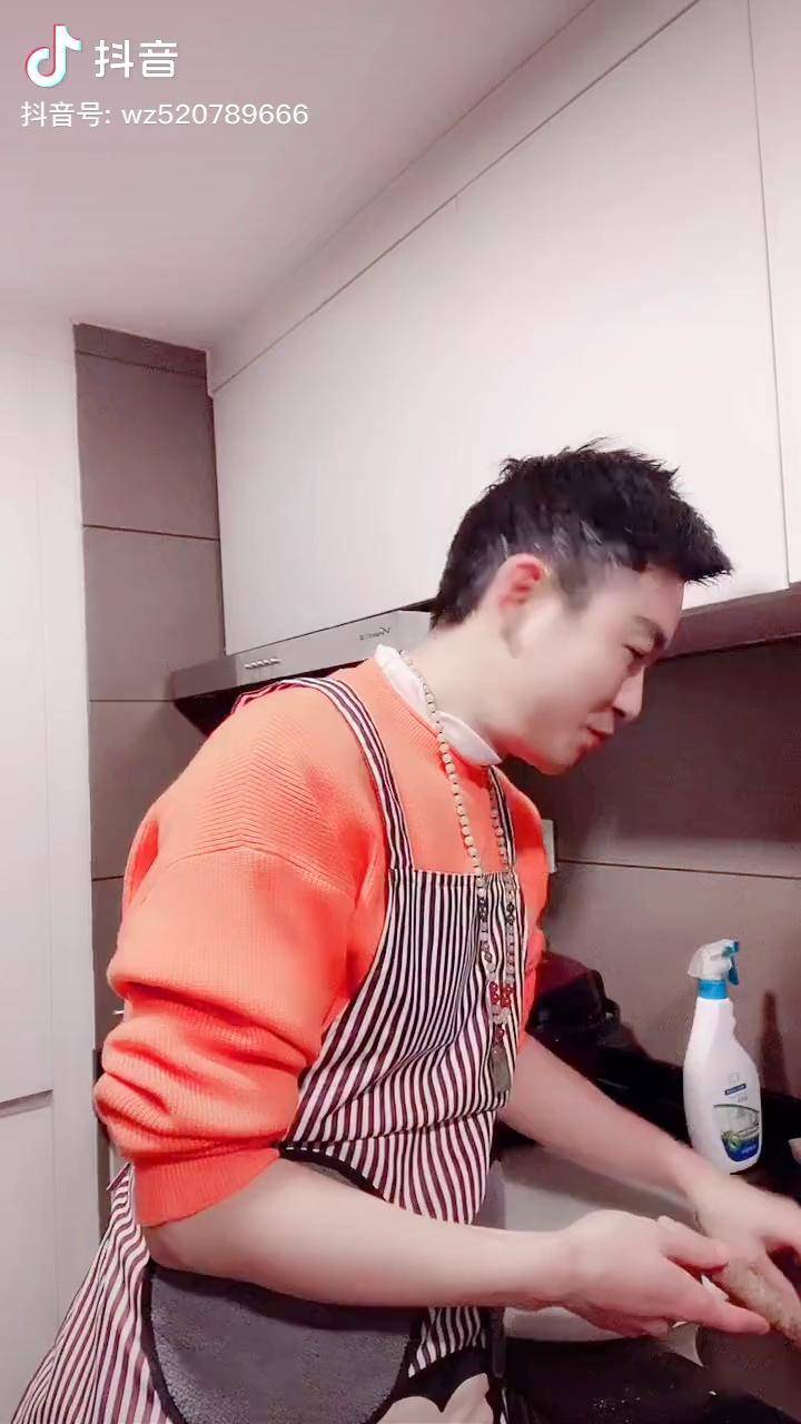 抖爸爸既然偷拍王子做晚餐自己动手丰衣足食家庭地位一目了然会下厨的