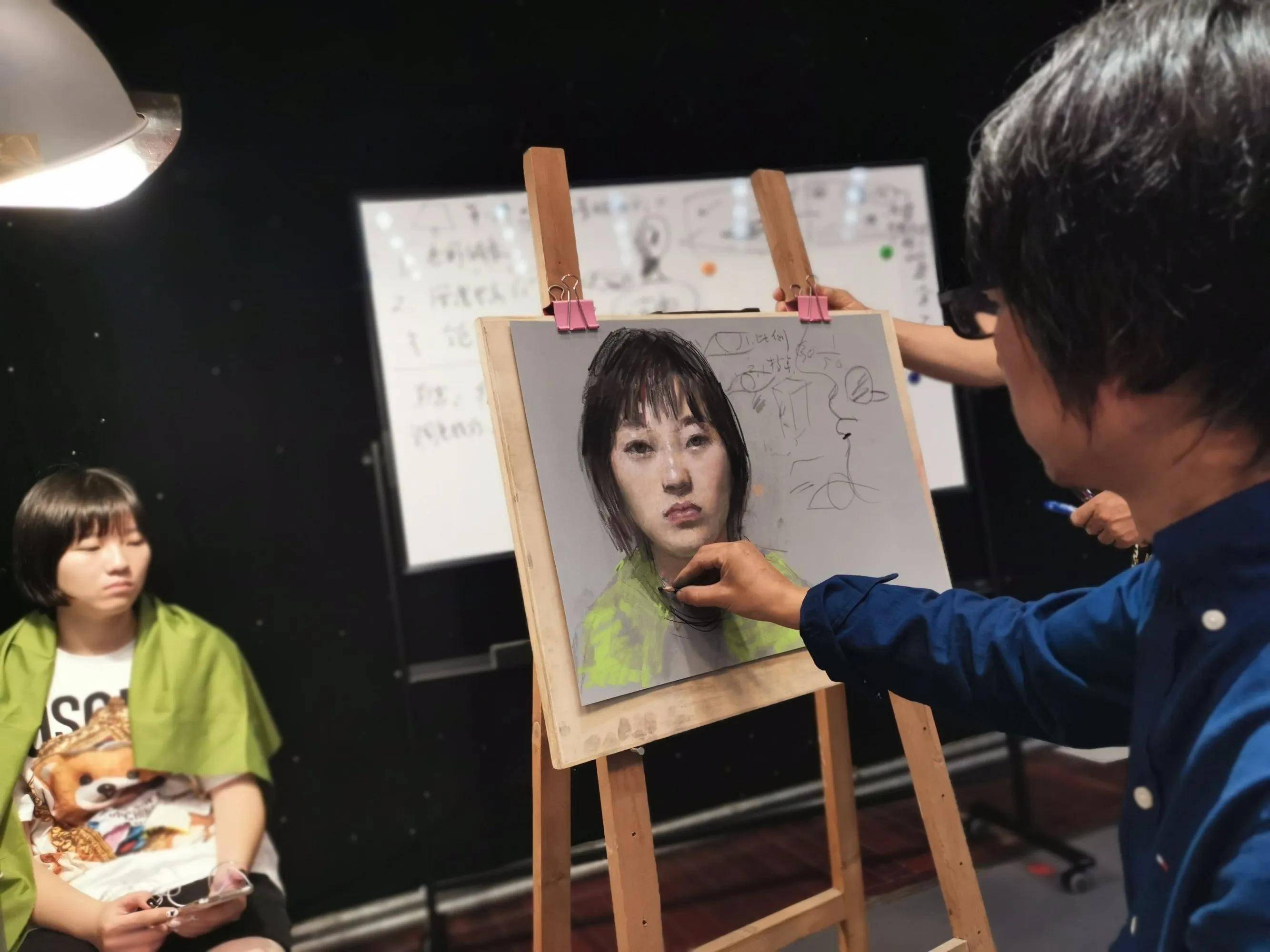 吴静涵在江苏溧阳文化馆示范色粉画人物写生步骤