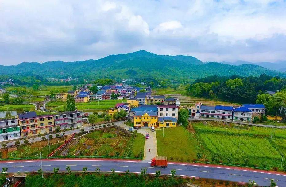 安源区高坑镇建设四好农村路小康路上风光美