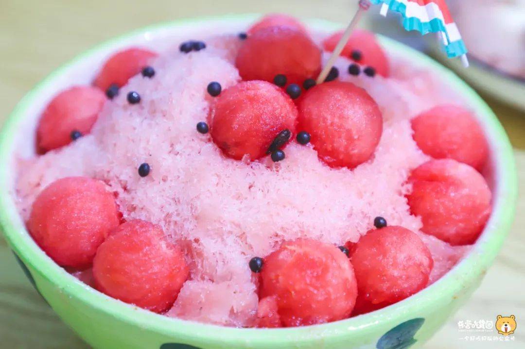 「化吉」选用无籽西瓜,冰镇后挖成小球,满满当当的覆盖在粉粉的雪花冰