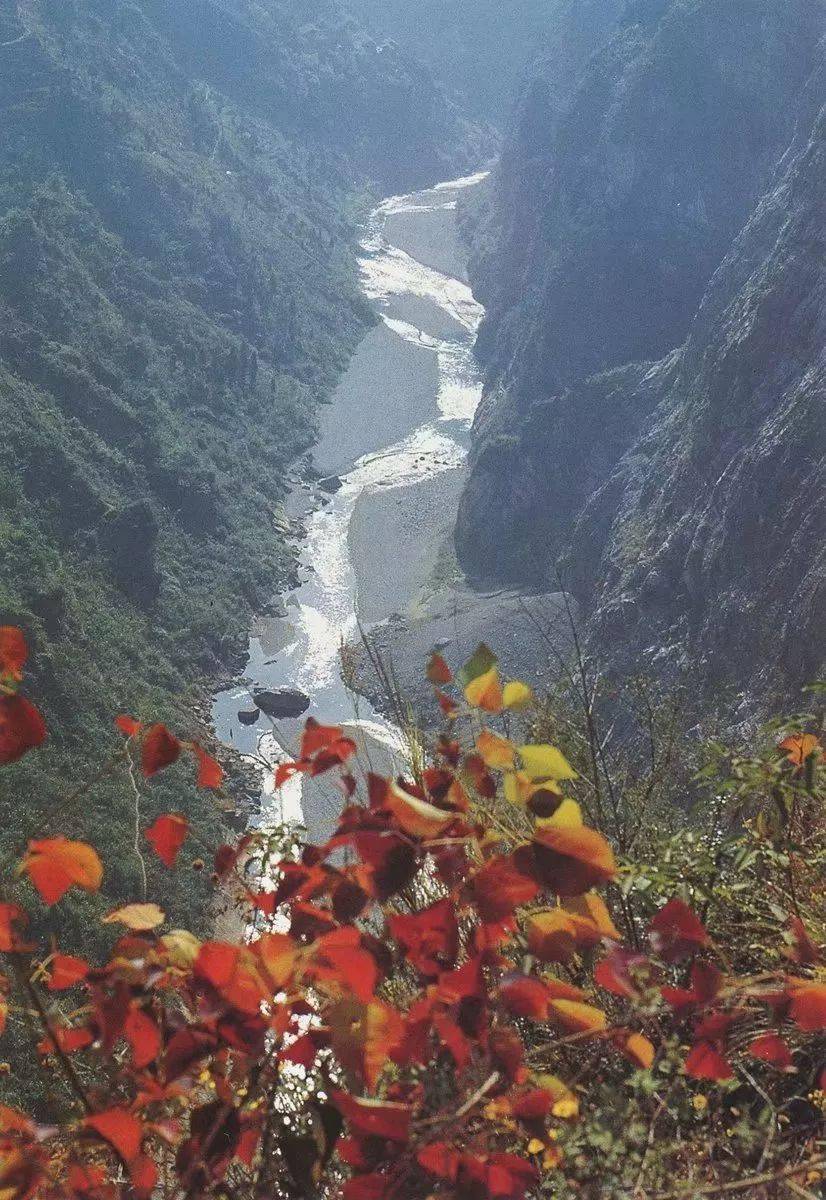 巴雾峡水似青萝带(选自《巫山小三峡》解特利摄)