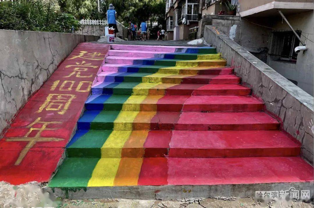 彩绘楼梯踏步美化小区环境这位老先生又出手了