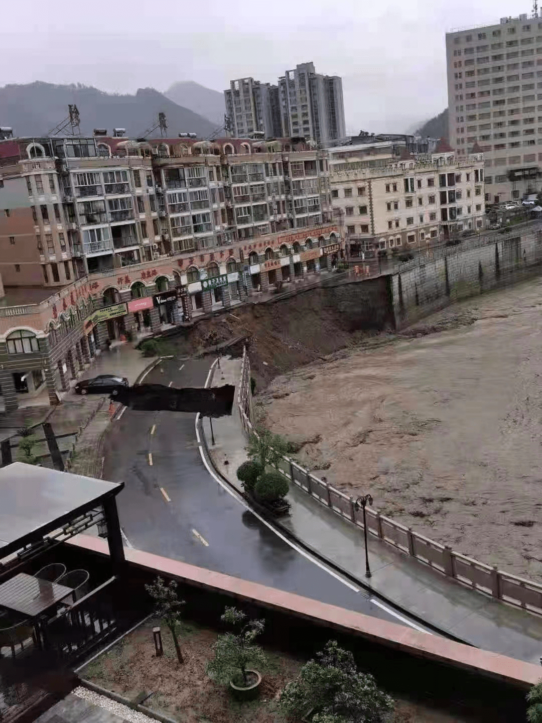 当心!陕西石泉有护堤被暴雨冲垮,通行桥梁被冲断,还有群众家中受困