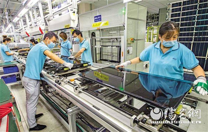 8月19日,工人在冠捷显示科技(咸阳)有限公司fad生产车间组装生产线上