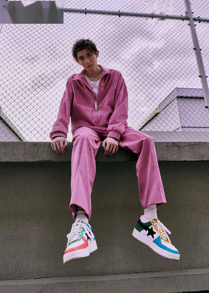 卫衣|王源GCDS烟粉色运动套装Bape板鞋 运动活力