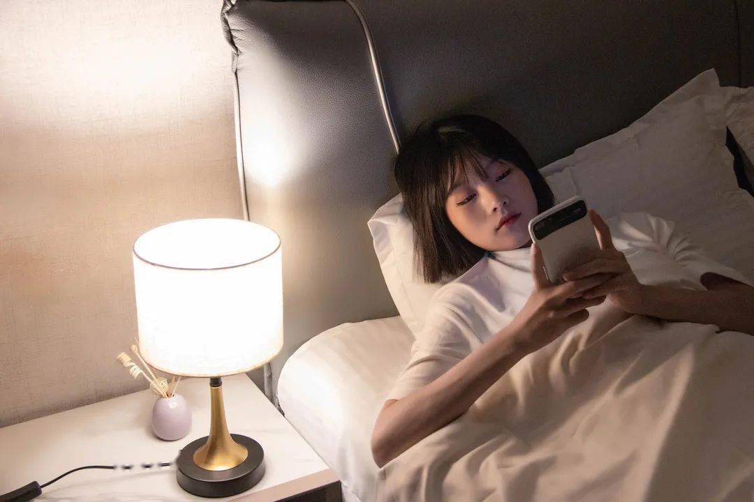 总喜欢在睡前玩手机的人，用不了多久，这4 个“痛苦”或许会落你身上！_手机搜狐网