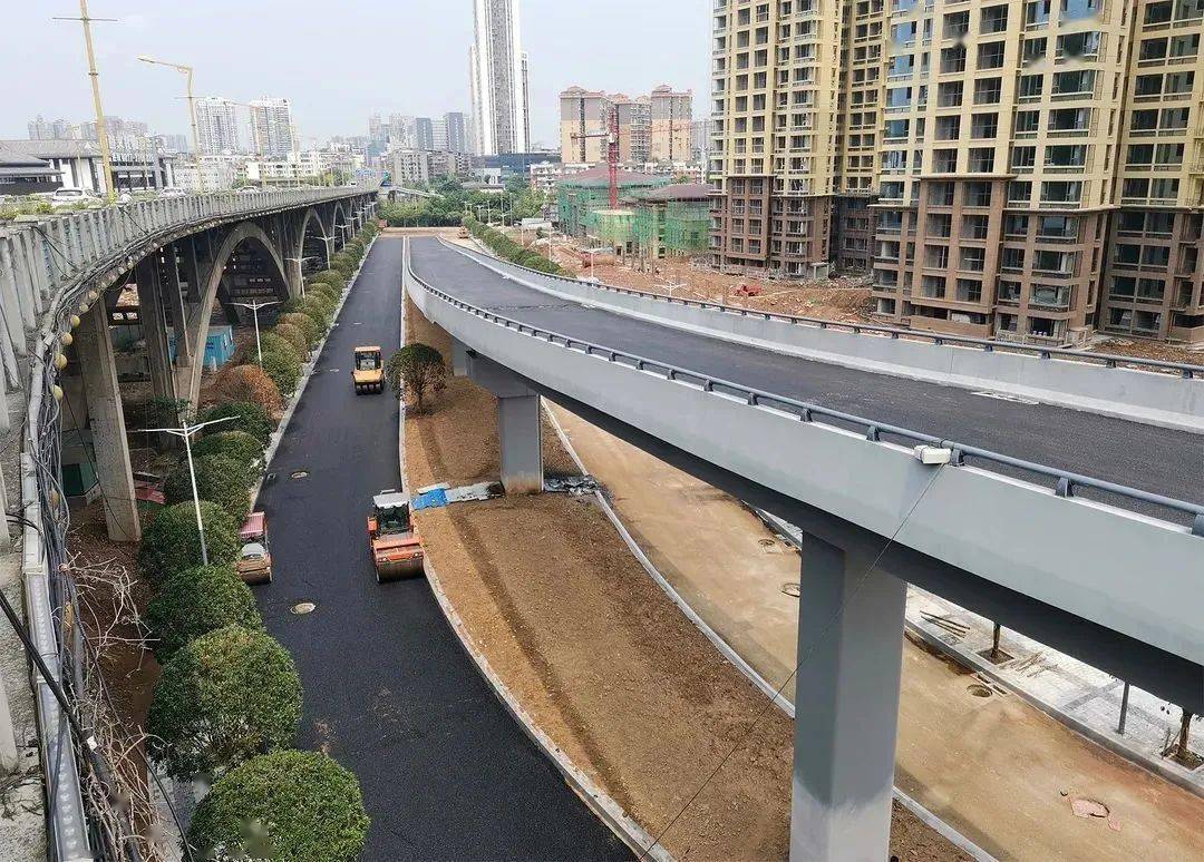 南充陈寿路匝道桥开始铺油,月底达到通车条件.