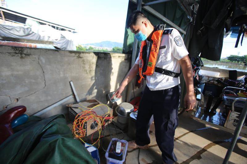 海洋綜合執法支隊執法人員接到群眾電話反映:坦洲鎮金斗大橋上下,中山