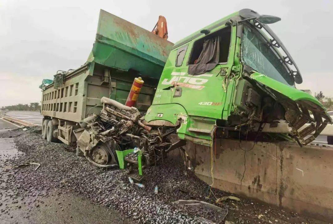 哈尔滨一"大卡"骑上水泥护栏,严重受损!_事故