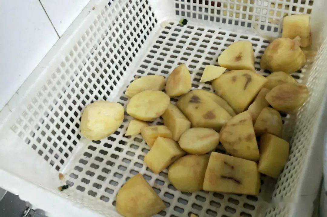 胖哥俩肉蟹煲：大量使用过期食材 隔夜死蟹充当活蟹卖(图2)