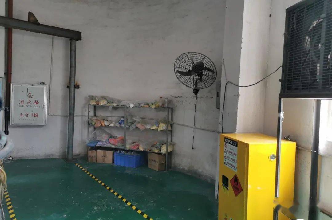 危化品存放在防爆柜内,保持消防栓前的通道畅通,地面标上消防通道标识