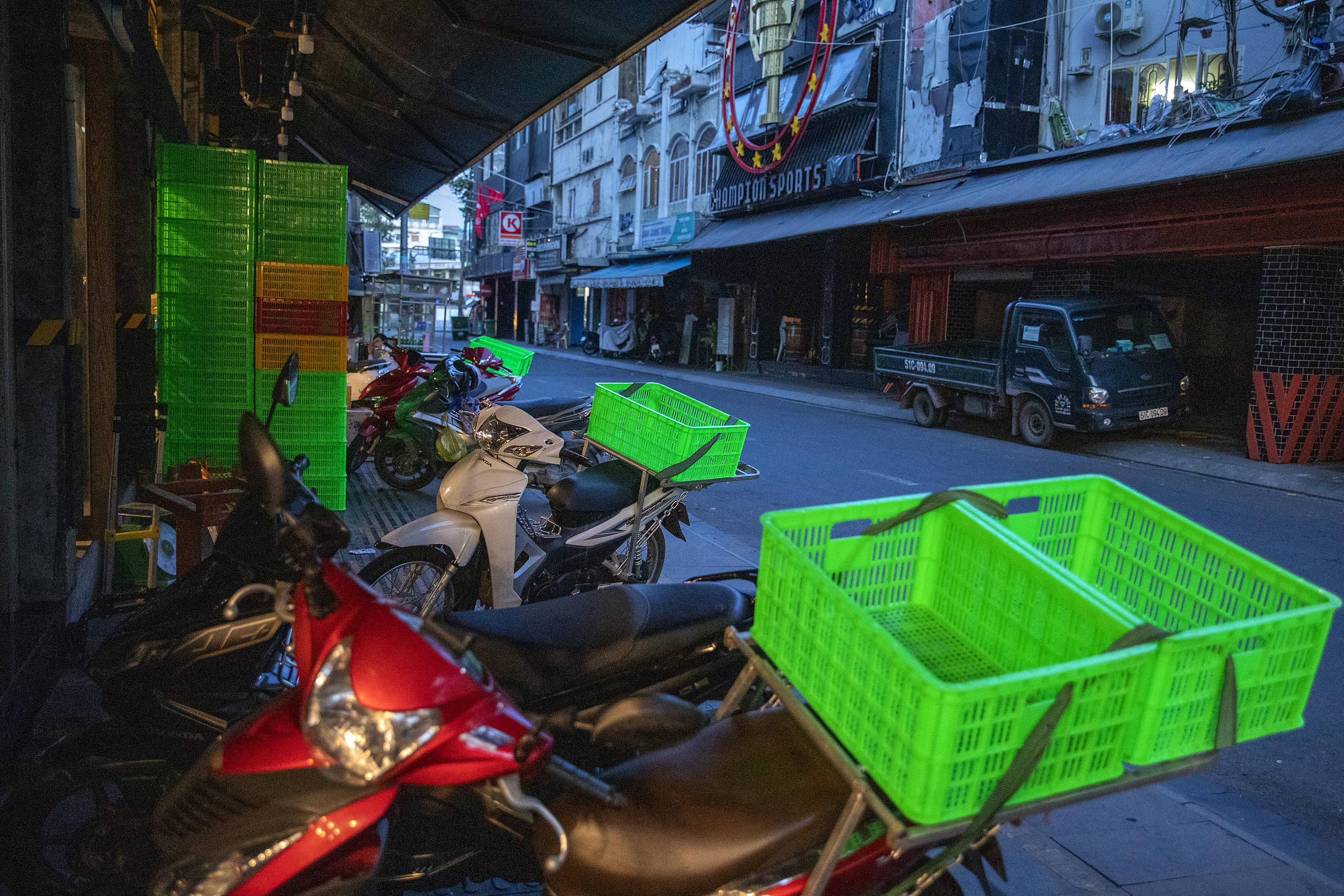 越南最大城市胡志明市因疫情再封城军方持枪接管防疫检查站