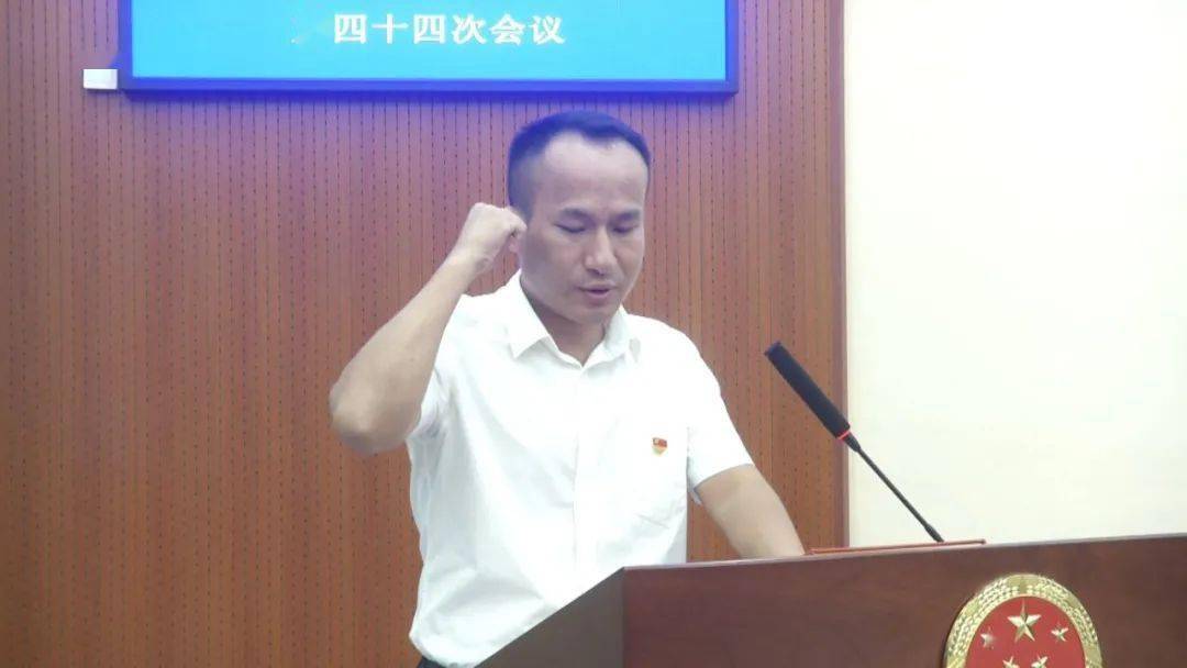 县人大常委会党组书记郑国淑,县委常委,县政府党组副书记伍银多,县