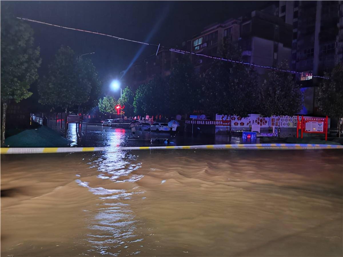 信阳气象台连发多条暴雨预警,未来6小时内还将持续降雨