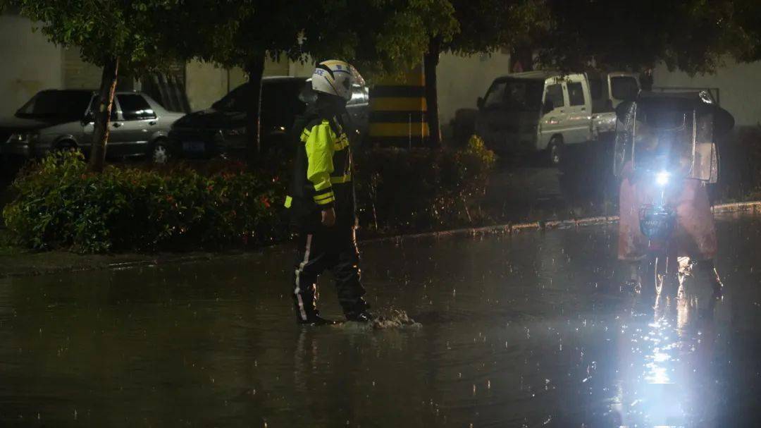 我为群众办实事暴雨中的上蔡公安我们在安全就在