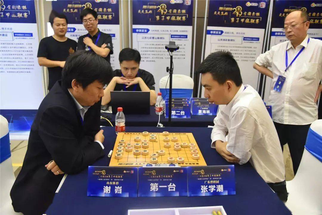 随后他拜潮汕象棋教父章汉强为师,卓越的象棋天赋便展露无遗:年仅12岁