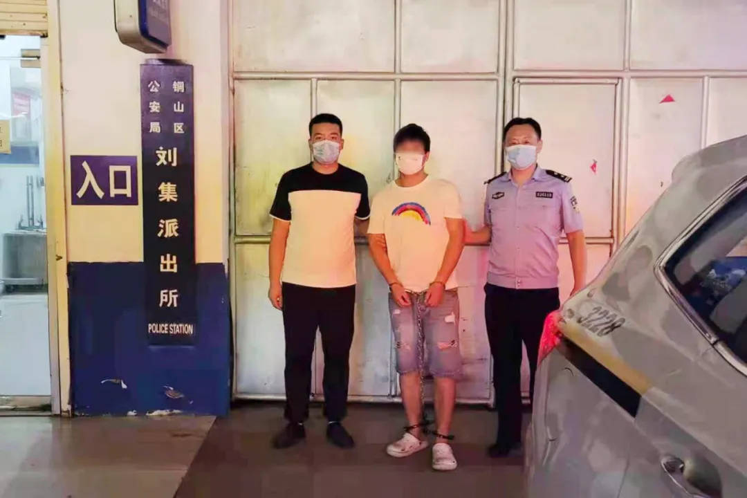 两00后男子深夜抢劫女青年逃亡13年躲在工地搬砖一回家就被警察抓了