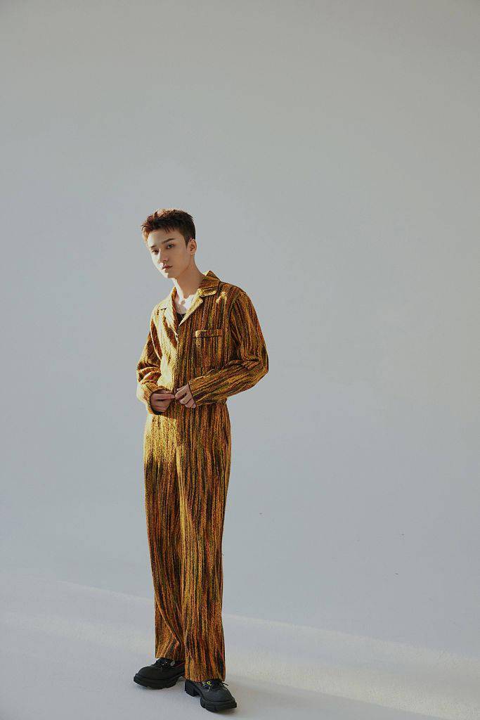 蓝色|一周潮男快拍：王源运动休闲 吴彦祖微笑绅士