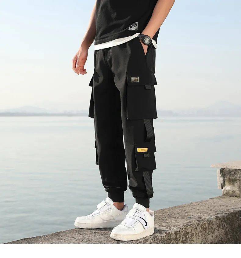 卡其色工装裤适合春夏秋三季,显白有气质,搭配一双小白鞋,就能穿出