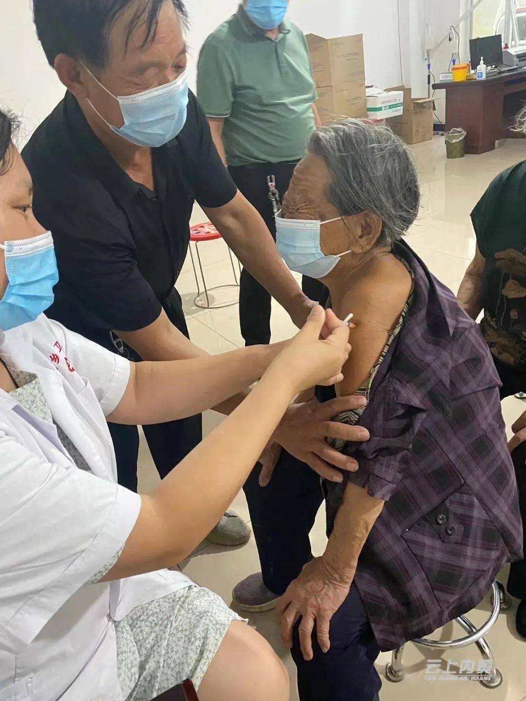 内黄102岁老人主动接种疫苗!直夸"国家真好"!