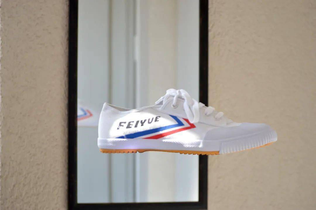 国货|这双不到 100 元的国货小白鞋,到底能有多百搭?