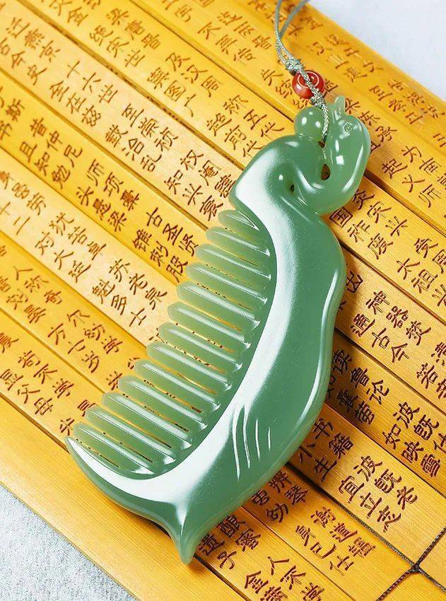 美玉带绿生活如意