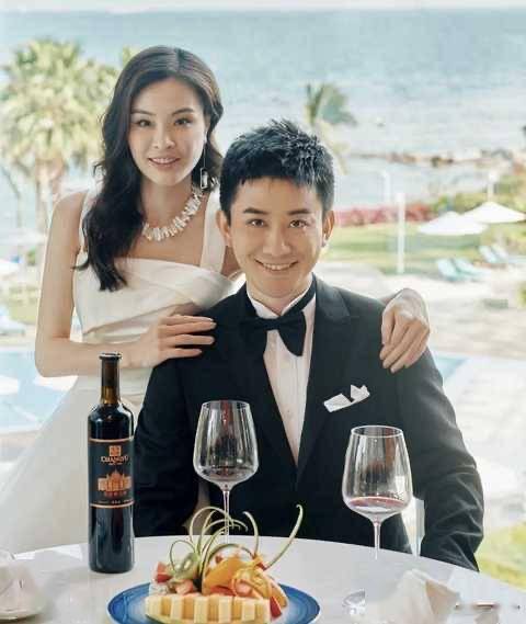 小腹|吴敏霞怀二胎后现身机场，衣着宽松小腹微隆，丈夫推行李好宠爱