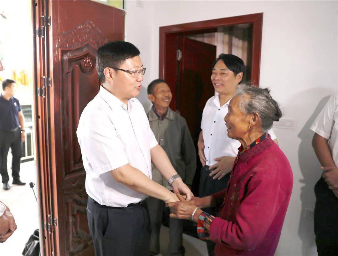 何平到联系党支部通江县瓦室镇塔子村调研督导 工作