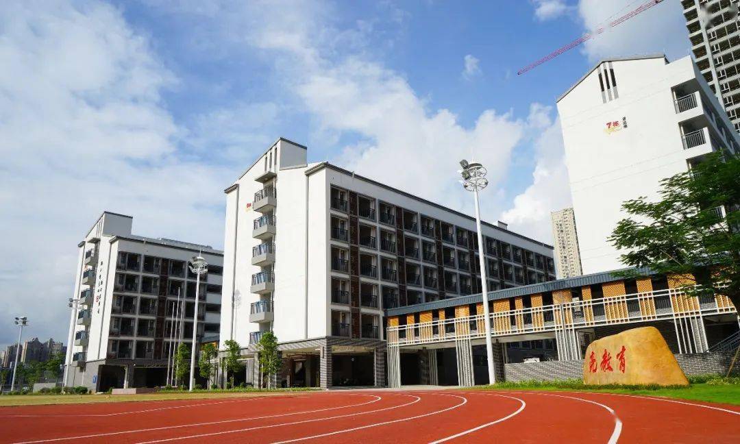 一线风采高效履约缘定灯中公司佛山市灯湖中学夏漖工程项目建设纪实