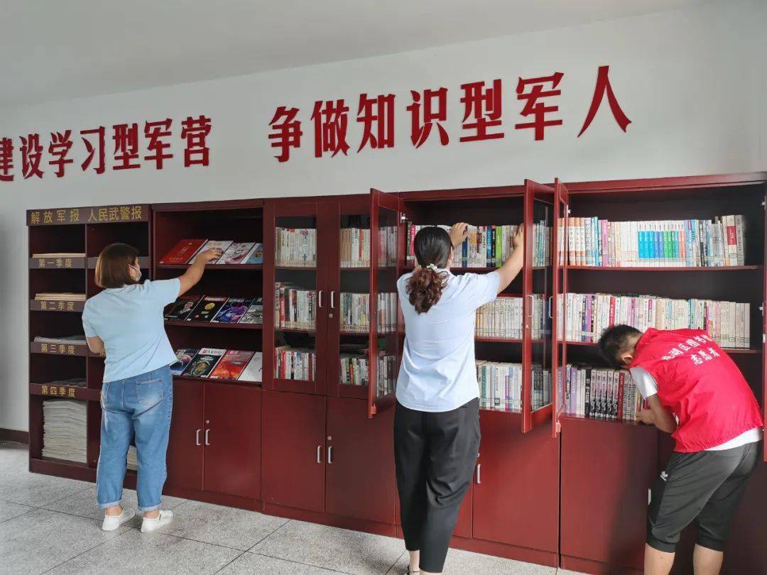 书香进军营共叙鱼水情