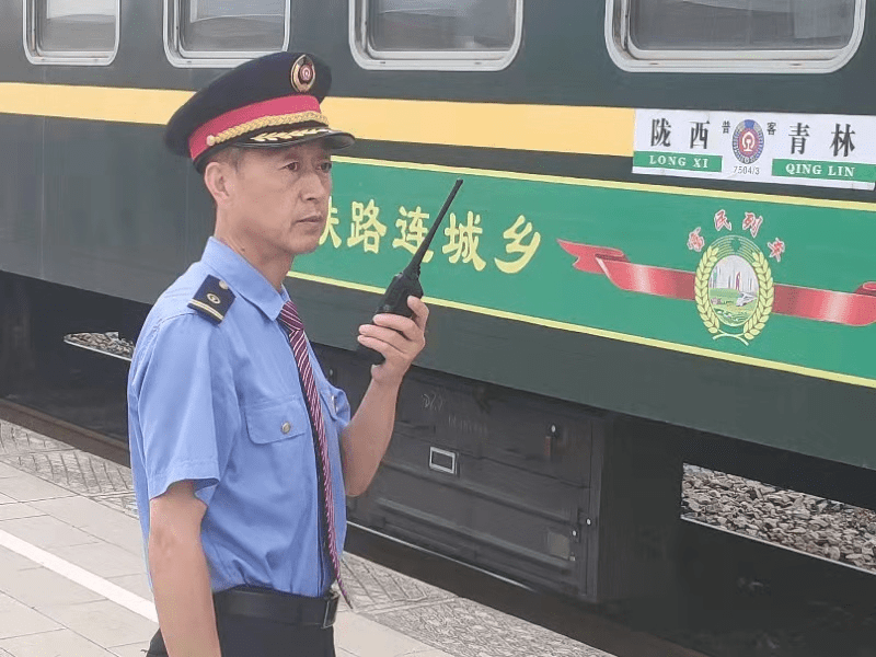 罗泉和罗建宁同是兰州铁路局陇西车务段下辖车站的职工,只不过两人