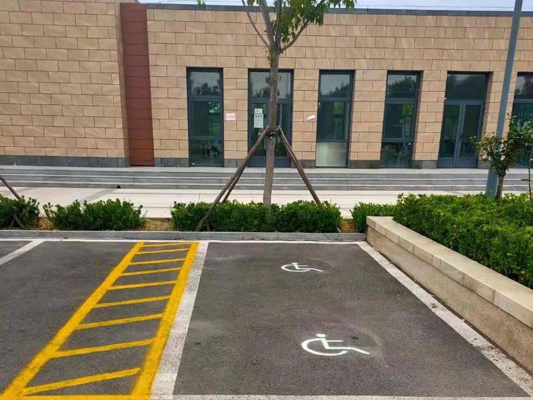 无障碍停车位划线标准图片