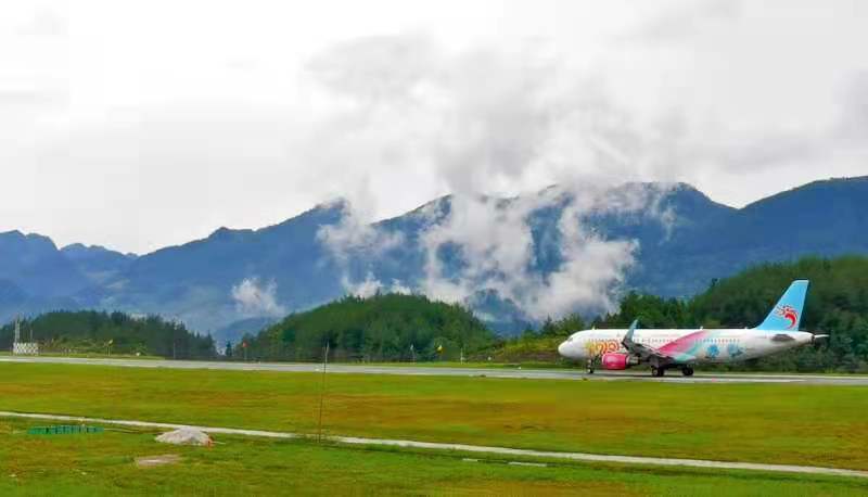 雨后雾中的黔江机场飞机如同在云端起降