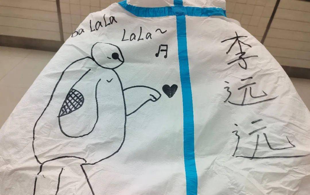 可可爱爱康复科护士在防护服上作画化身灵魂画手