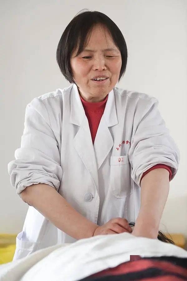 将爱传递给更多人朱丽华传递爱心专项基金成立