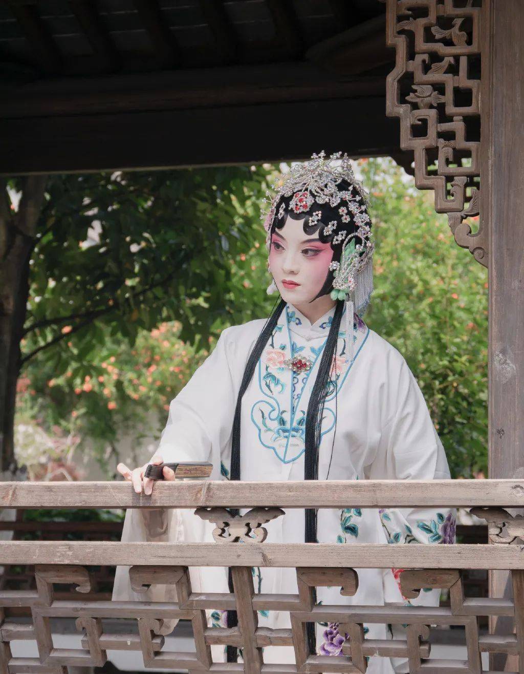 一人一生活吴晨一颦一笑间流露出古典韵味00后女孩传承汉服华美