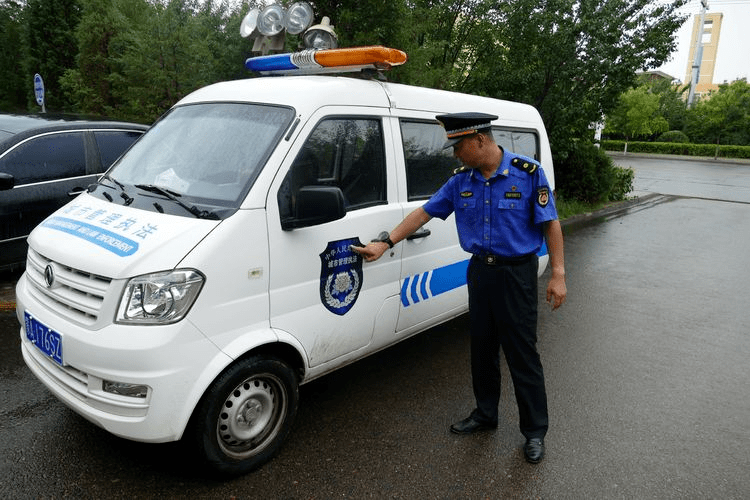 在专项行动督导检查总结会上,要求各旗县区城管执法系统在"强基础,转