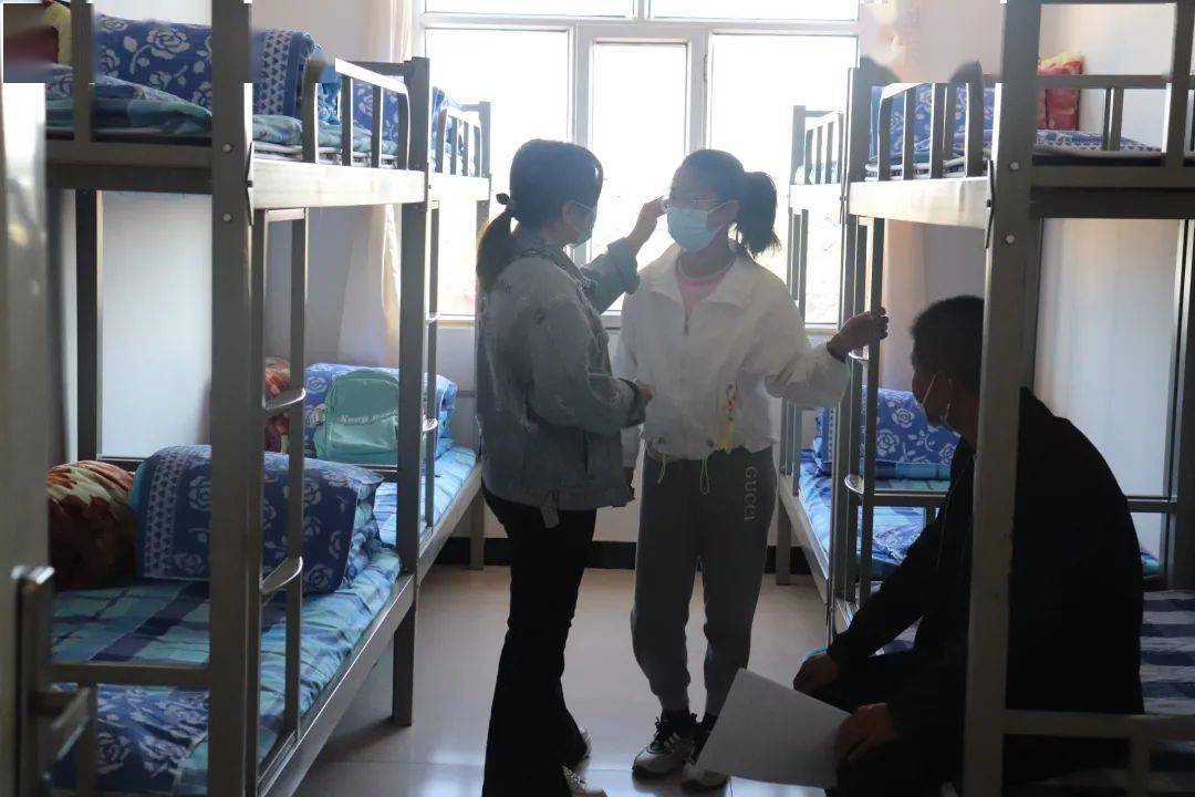 宿舍进入校园的家长与学生需要测量体温并出示行程码怀仁市峪宏中学
