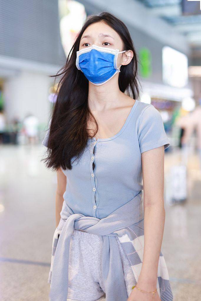 黑色|林允穿水洗蓝短袖T恤大象灰短裤 一双大长腿吸睛