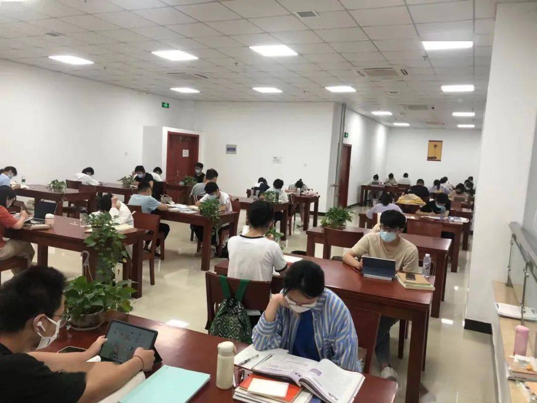 共战疫情图书馆温暖坚守伴你同行