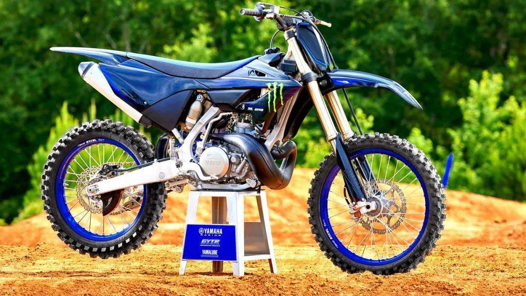 经过大量改进,yamaha 两冲程越野赛车 2022 yz250