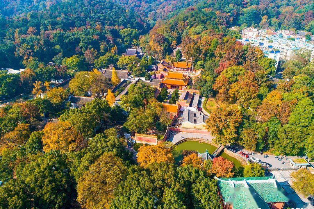 之一四大书院之一他还是中国历史上赫赫闻名的岳麓书院是这座山的灵魂