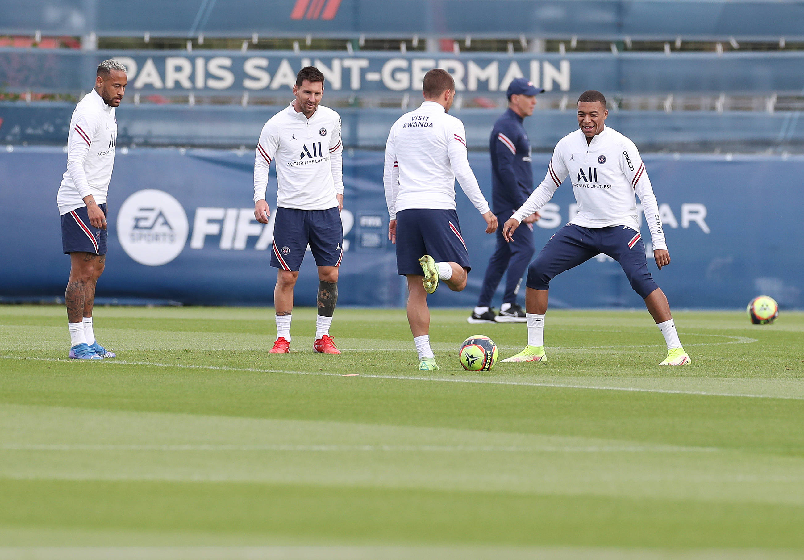 足球——巴黎圣日耳曼俱乐部进行队内训练