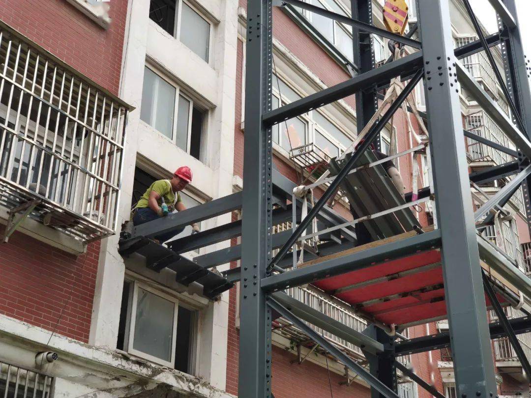 老房有喜春江公寓两部加装电梯快完工啦