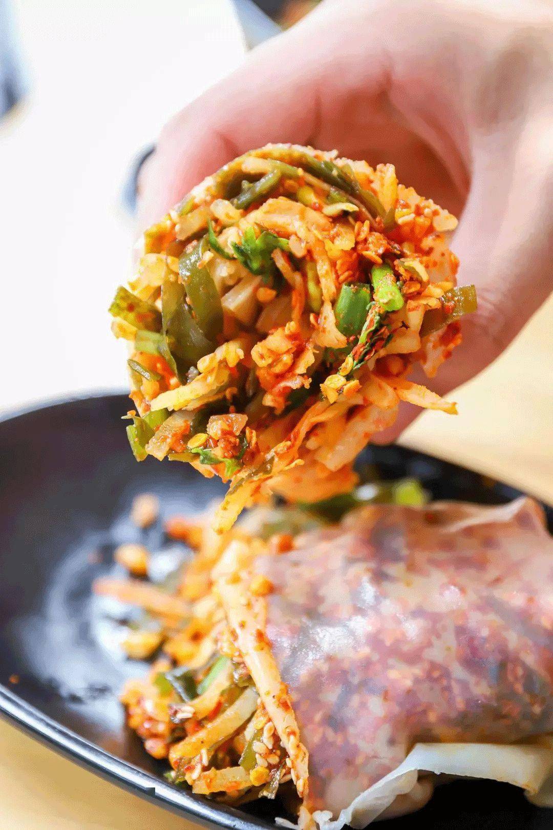 西昌传统的手工卷粉,里面简单的加入炒花生和调料,滑嫩的卷皮和调料