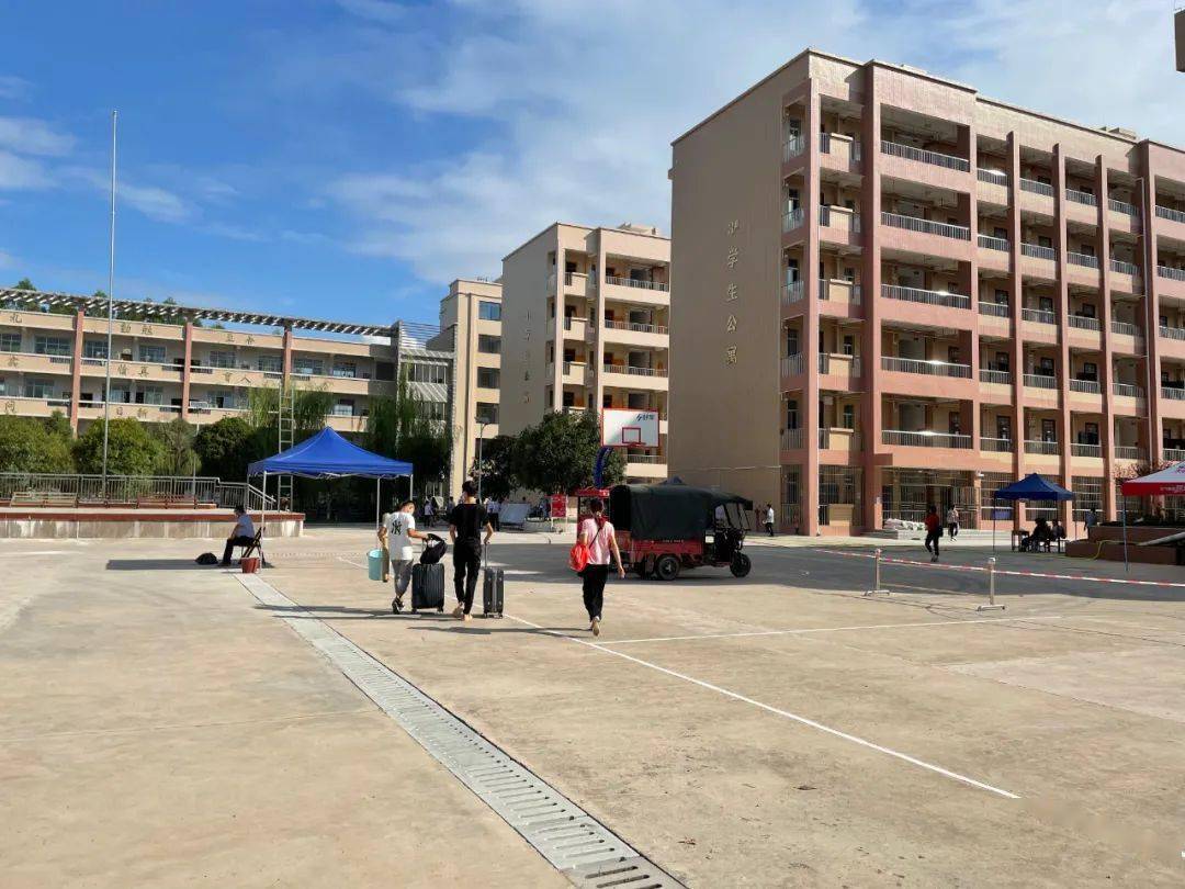 蒙山这两所中学迎新有特色!