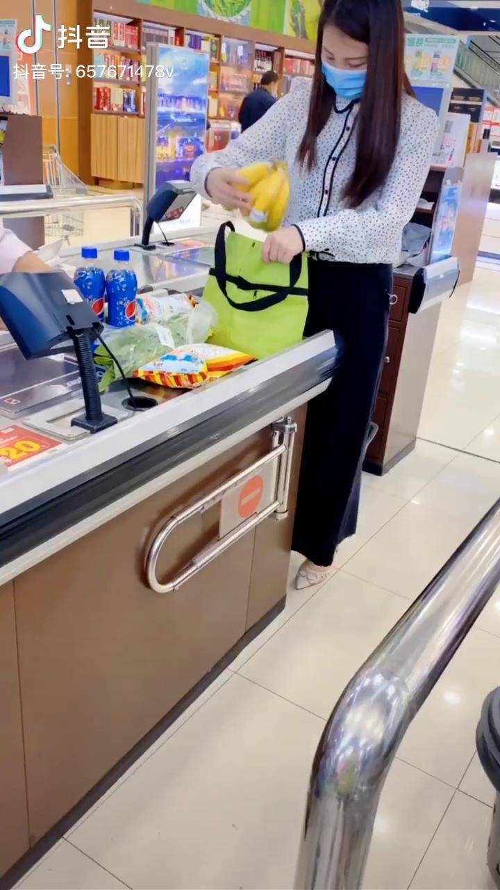 老婆每次去超市大包小包的买提的手疼在给她安排了这个购物袋带轮子