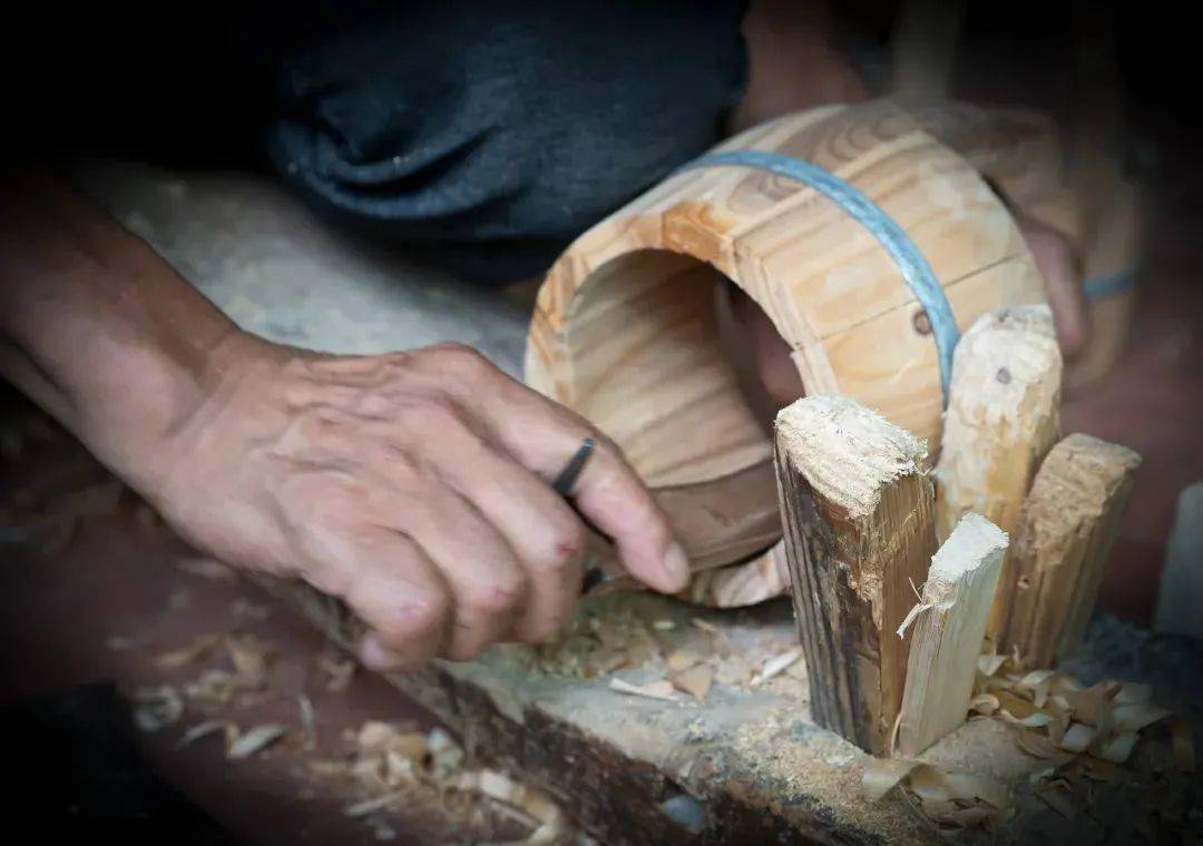 箍桶匠身边的手艺人